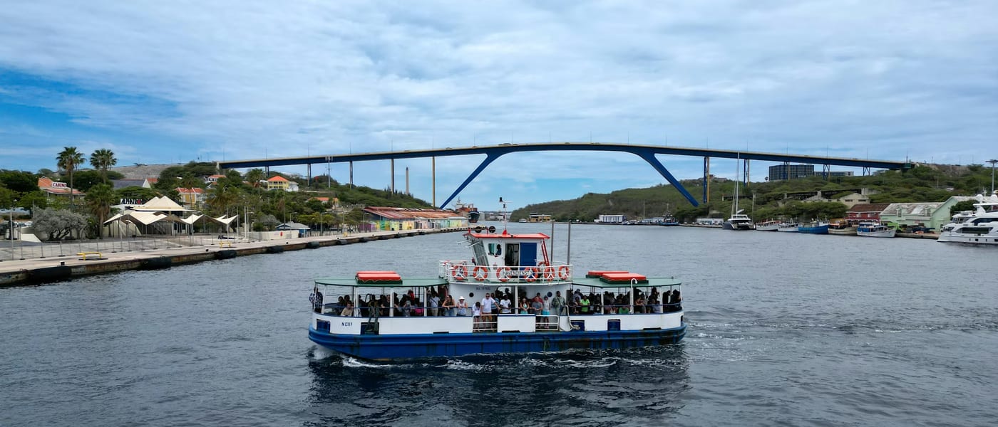 Student op stage op Curaçao met uitzicht op de kust