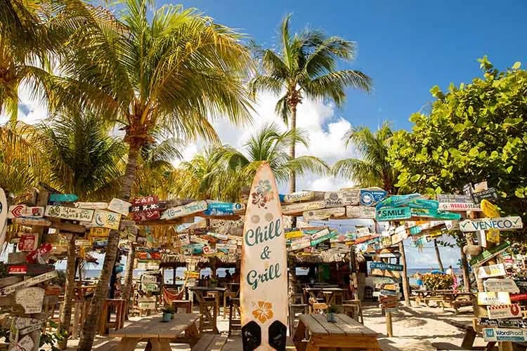 Cocktails bij zonsondergang in een bar aan de Curaçaose kust