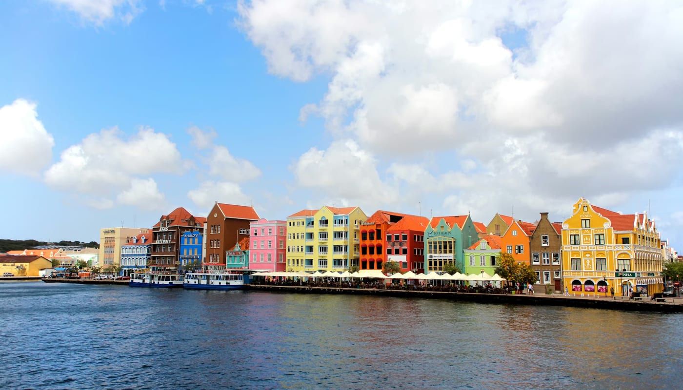 Kleurrijke gevels Handelskade Willemstad Curaçao
