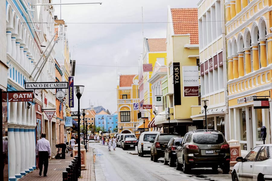 Rustige straat in Willemstad bij daglicht, dagelijks straatbeeld op Curaçao