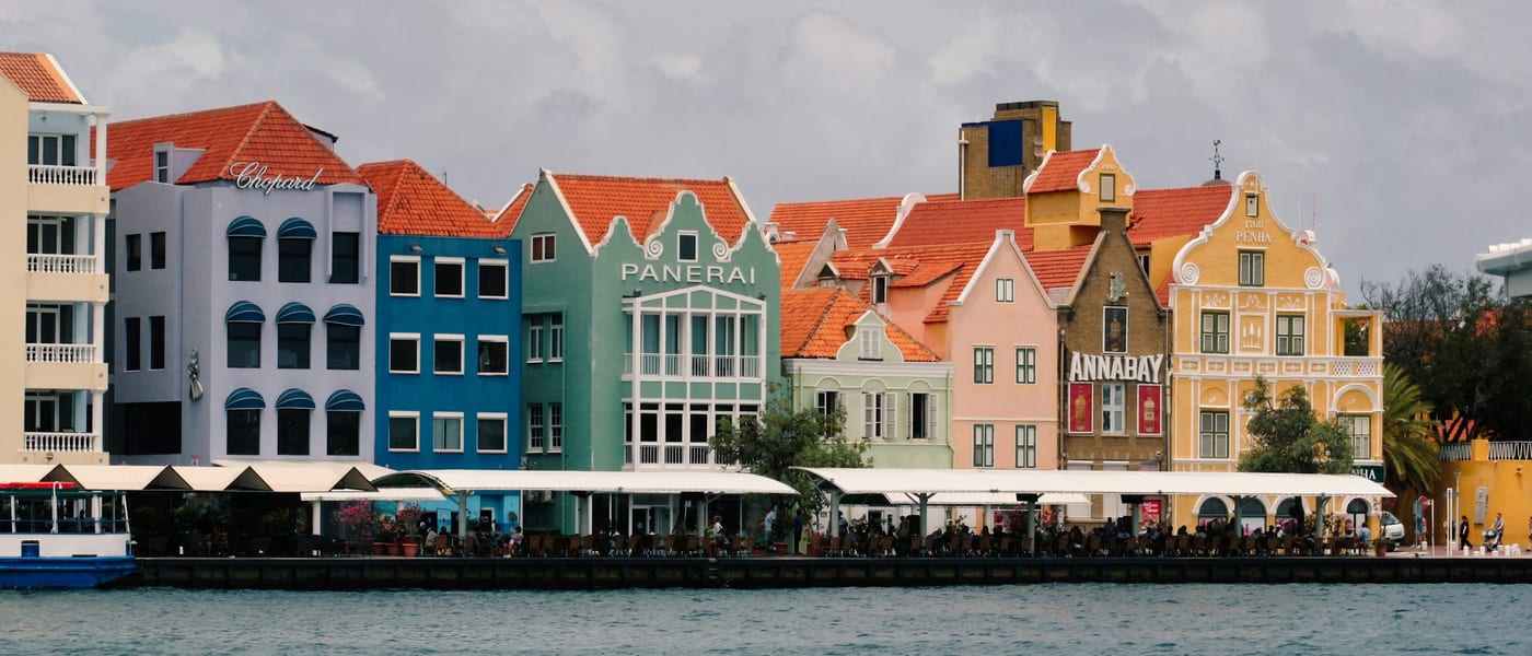 Werkomgeving op Curaçao met Caribische sfeer voor stagiairs