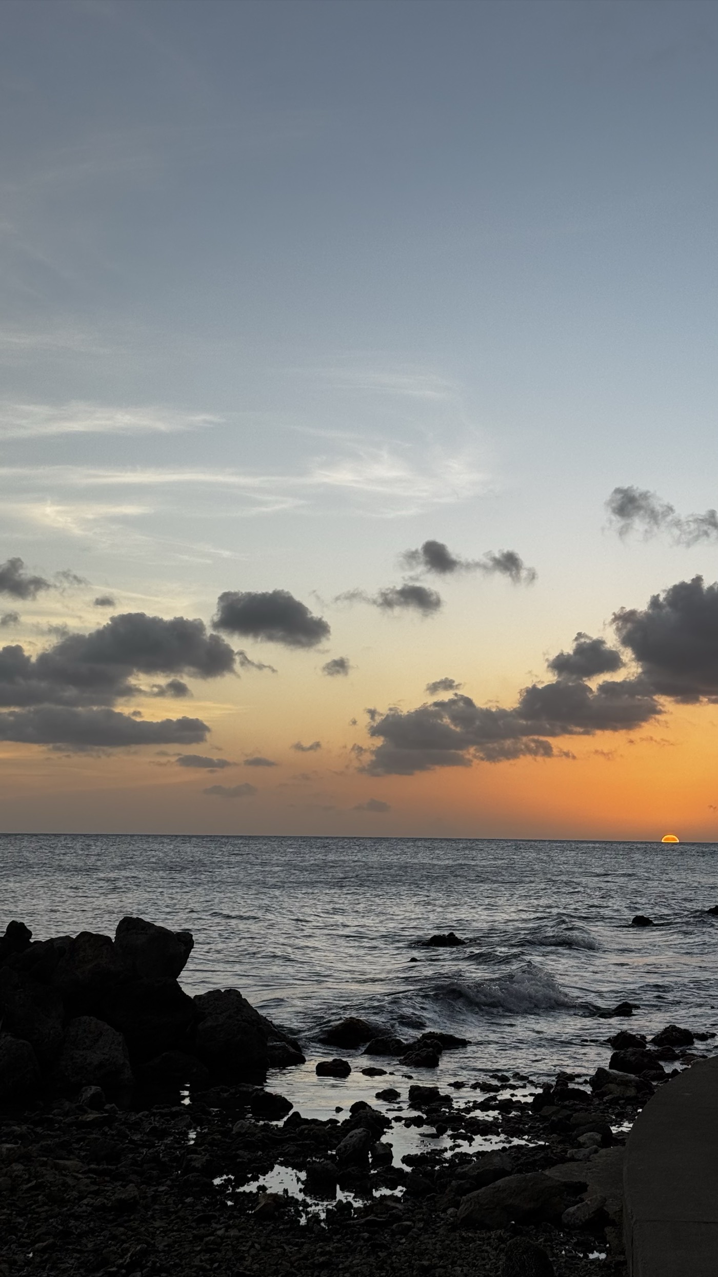 Kijken hoe de zon in de zee zakt, met een spelletje of een frietje